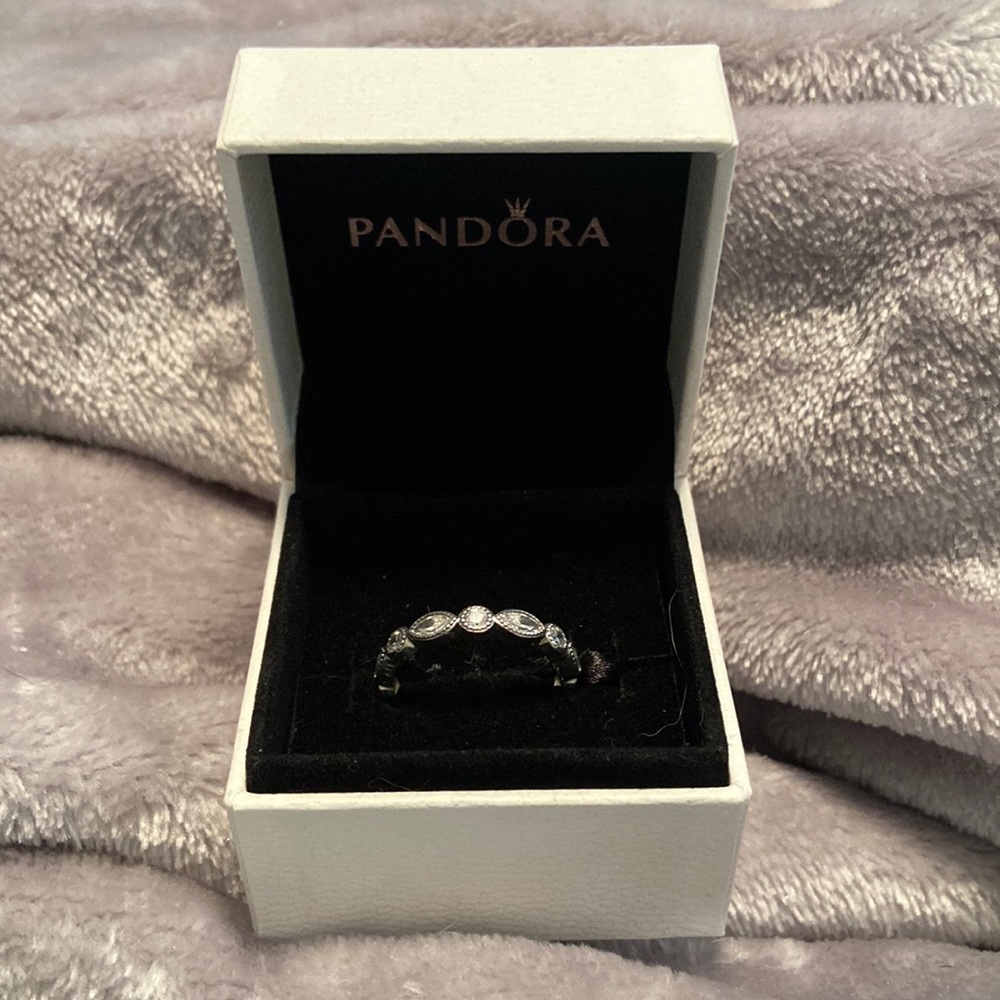 Pandora CZ SS Alluring Brilliant Marquis band